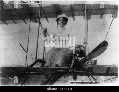 Dieses Bild zeigt Rosalind Mathilde Franck in einer Doppelplane, die nach vorne gerichtet ist. Das Foto zeigt einen Moment, der wahrscheinlich mit der frühen Geschichte der Luftfahrt zusammenhängt. Stockfoto