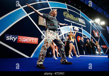 Peter Wright während seines Spaziergangs am 8. Tag der William Hill World Darts Championship im Alexandra Palace, London. DRÜCKEN SIE VERBANDSFOTO. Bilddatum: Donnerstag, 21. Dezember 2017. Siehe PA Story DARTWELT. Das Foto sollte lauten: John Walton/PA Wire. Stockfoto