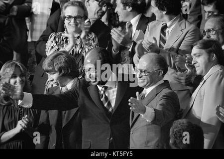 Sadat and Begin Clean bezieht sich auf das historische Ereignis, bei dem der ägyptische Präsident Anwar Sadat und der israelische Premierminister Menachem Begin das Camp David Abkommen unterzeichneten, ein Friedensabkommen, das von US-Präsident Jimmy Carter unterstützt wurde. Stockfoto