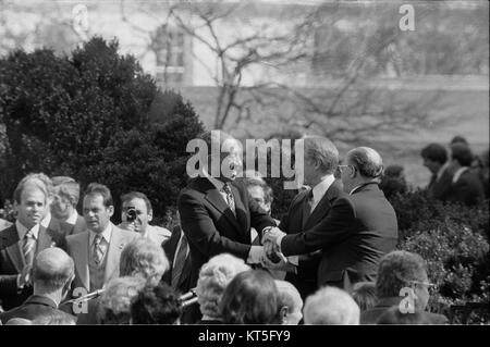 Dieses historische Bild fängt den Handschlag zwischen Anwar Sadat, dem ehemaligen Präsidenten Ägyptens, und Jimmy Carter, dem ehemaligen Präsidenten der Vereinigten Staaten ein und symbolisiert einen Moment des Friedens und der diplomatischen Bemühungen zwischen den beiden Nationen. Stockfoto