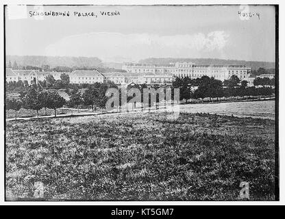 Schloss Schönbrunn in Wien, Österreich, ist ein berühmtes Kulturdenkmal und ehemalige kaiserliche Sommerresidenz. Das Schloss ist berühmt für seine barocke Architektur und die wunderschön angelegten Gärten, die Österreichs königliche Geschichte repräsentieren. Stockfoto
