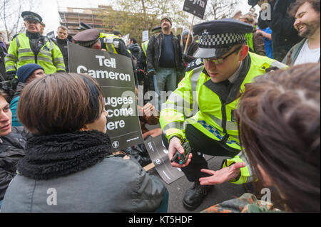 Keine Bombe Syrien Demonstranten blockieren Whitehall und Sitzen, während die Polizei versucht, sie davon zu überzeugen, von der Straße zu bekommen. Stockfoto