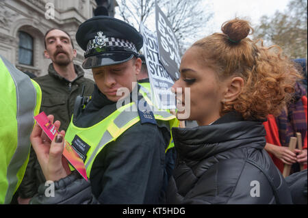 Ein Demonstrant im Gespräch mit einem Polizisten über die Notwendigkeit, Flüchtlingen zu helfen, während der keine Bombe Syrien Demonstranten Whitehall ignorieren Polizei fordert von der Straße zu bekommen. Stockfoto