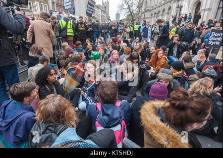 Keine Bombe Syrien Demonstranten auf die Straße und Whitehall ignorieren Polizei fordert von der Straße zu bekommen. Stockfoto