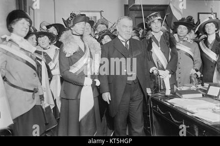 Das Bild zeigt Senator O’Gorman neben Suffragetten, darunter Mrs. Boissevain, die sich für das Frauenwahlrecht einsetzt. Es spiegelt einen historischen Moment im Kampf für Frauenrechte und politischen Aktivismus im frühen 20. Jahrhundert wider. Stockfoto