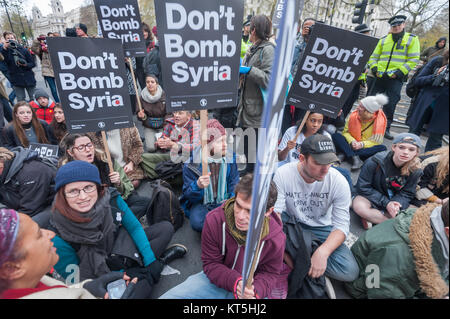 Keine Bombe Syrien Demonstranten blockieren Whitehall ignorieren Polizei fordert von der Straße zu bekommen. Stockfoto