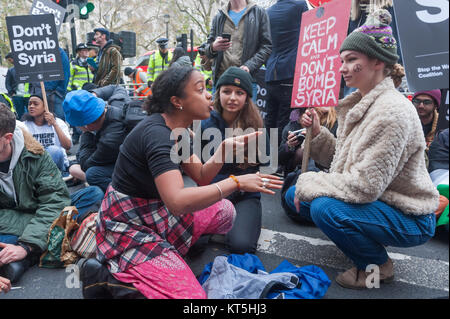 Keine Bombe Syrien Demonstranten blockieren Whitehall ignorieren Polizei fordert von der Straße zu bekommen. Stockfoto