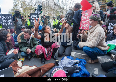 Keine Bombe Syrien Demonstranten blockieren Whitehall ignorieren Polizei fordert von der Straße zu bekommen. Stockfoto