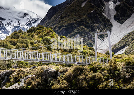 Brücke über Hooker Fluss im Aoraki Nationalpark Neuseeland Stockfoto