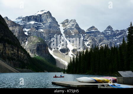 Kanufahren auf dem Moraine Lake am Lake Louise im Banff National Park. Berglandschaft am Moraine Lake. Stockfoto
