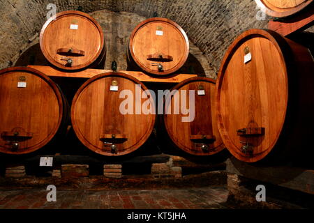 Weinfässer mit Brunello Montepulciano in Italien in der Toskana gefüllt. 1 Stockfoto