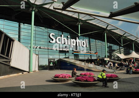 Schiphol Flughafen Eingang in Amsterdam Niederlande. Menschen, die vor dem Amsterdamer Flughafen sitzen. Niederländischer Flughafen in Amsterdam. Stockfoto