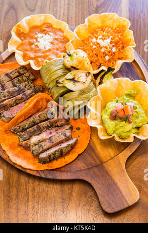 Rib Eye Tacos mit refried Bohnen, Reis und Guacamole, Santo Mezcal, Santa Barbara, Kalifornien Stockfoto