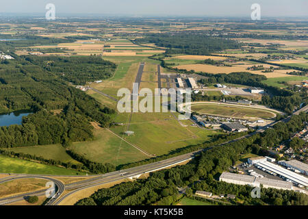 Düsseldorf Mönchengladbach Flughafen, Startbahn, Hangars, Willich, Niederrhein, Nordrhein-Westfalen, Deutschland, Europa, Willich, Niederrhein, Nordrhein - Stockfoto