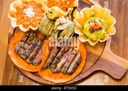 Rib Eye Tacos mit refried Bohnen, Reis und Guacamole, Santo Mezcal, Santa Barbara, Kalifornien Stockfoto