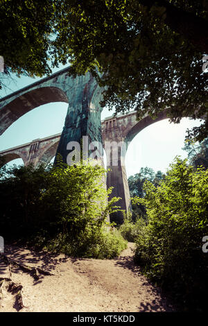 Alte Beton Eisenbahnbrücke in Stanczyki, Masuren, Polen Stockfoto