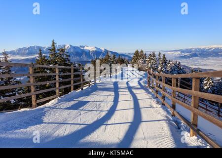 Winterlandschaft in Postavaru Berge, Rumänien Stockfoto