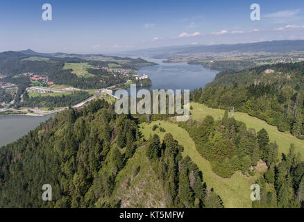 Panorama von Pieniny Czorsztyn See und hohen Tatra - Polen. Ansicht von oben. Stockfoto