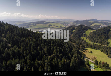 Panorama von Pieniny Czorsztyn See und hohen Tatra - Polen. Ansicht von oben. Stockfoto