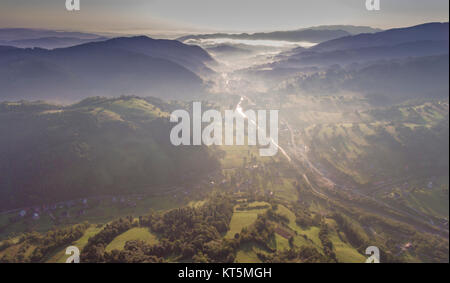 Landschaft misty Panorama. Fantastische verträumte Sonnenaufgang auf Rocky Mountains mit Blick in nebligen Tal. Foggy Forest Hills. Blick von oben. Ochotnica Dolna Dorf, Polen. Stockfoto