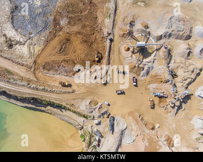 Öffnen Sie Bergbau Steinbruch mit Sonderausstattung, Grube Grabung. Sandbergwerk. Ansicht von oben. Stockfoto