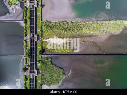 Kläranlage - Gruppen von Lagertanks mit Abwasser. Ansicht von oben. Stockfoto