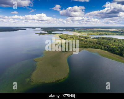 See Wigry-Nationalpark. Suwalszczyzna, Polen. Blauen Wasser und weißen Wolken. Sommer Zeit. Ansicht von oben. Stockfoto