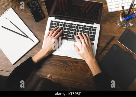 Blick von oben auf die Designer über Laptop und Arbeiten mit Grafiken tablet Stockfoto