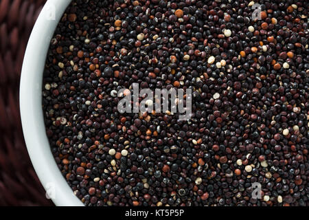 Teil der Ungekocht Glutenfrei schwarz Quinoa (detaillierte Nahaufnahme). Superfood. Stockfoto