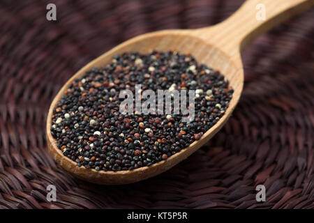 Teil der Ungekocht Glutenfrei schwarz Quinoa (detaillierte Nahaufnahme). Superfood. Stockfoto