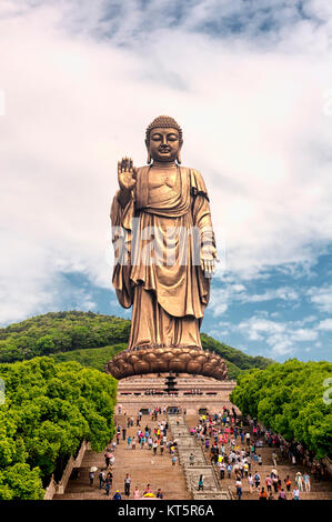 Mai 6, 2015. Wuxi, China. Chinesische Touristen fotografieren auf der Treppe, die bis zu den Lingshan Buddha Statue in China Wuxi in der Provinz Jiangsu. Stockfoto