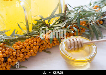 Tee mit Sanddorn und Honig auf einem hellen Hintergrund. Stockfoto