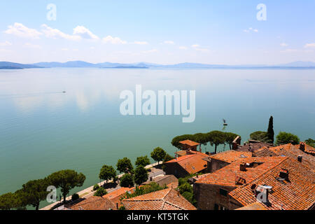 Trasimeno See Blick von Passignano sul Trasimeno, Italien. Italienische Landschaft Stockfoto