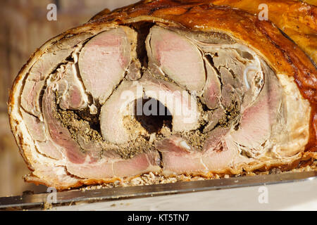 Hausgemachte gerollt Porchetta Braten mit verschiedenen Kräutern. Stockfoto