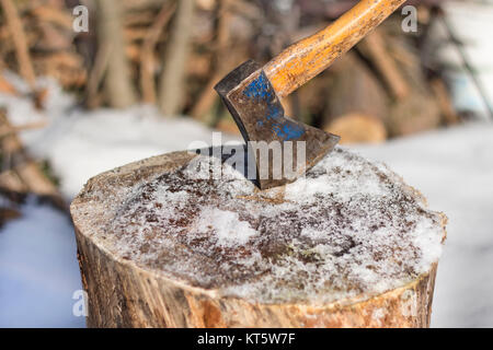 Ax. Gerät zum Zerkleinern von Bäumen. Brennholz vorbereiten. Stockfoto