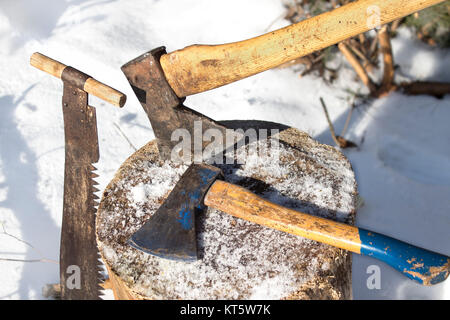 Ax. Gerät zum Zerkleinern von Bäumen. Brennholz vorbereiten. Stockfoto