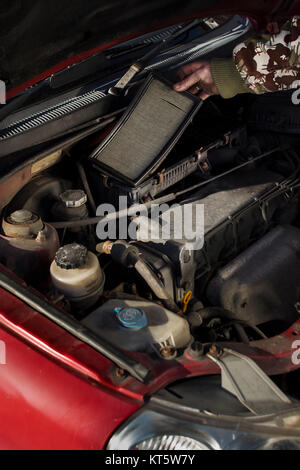 Ein Automechaniker Installiert Einen Neuen Motor Luftfilter Im Auto  Stockbild - Bild von verkehr, fristgerecht: 224899959