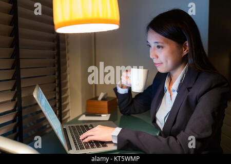 Geschäftsfrau arbeiten über Nacht Stockfoto