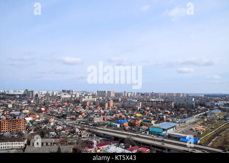 Stadtlandschaft. Der Blick von den Höhen der 24. Etage. Krasnodar Stadt. Stadtblick. Stockfoto