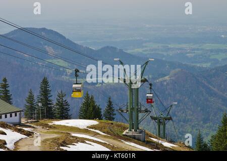 Blick auf die Seilbahn und die Region chiemgau in der Nähe der Bergbahnstation kampenwand, oberbayern, süddeutschland Stockfoto