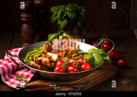 Knusprig Braten vom Grill Stockfoto