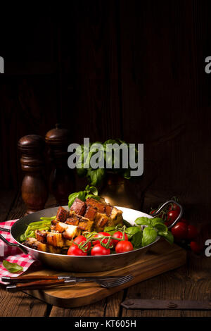 Knusprig Braten vom Grill Stockfoto