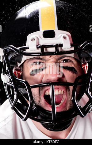 Nahaufnahme der böse Mann american Footballspieler in Helm Blick in die Kamera Stockfoto