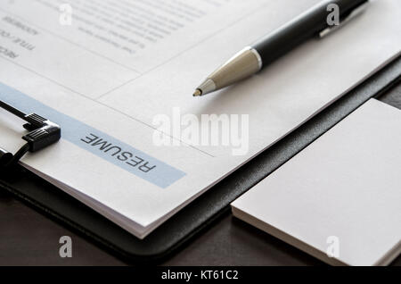 Close-up fortsetzen, Pen und Visitenkarte auf Holzschreibtisch. Stockfoto