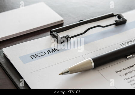 Close-up fortsetzen, Pen und Visitenkarte auf Holzschreibtisch. Stockfoto