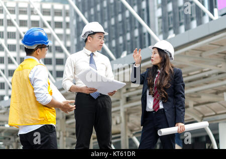 Gruppe von asiatischen Architekten Diskussion über neues Projekt mit Papierkram. Stockfoto