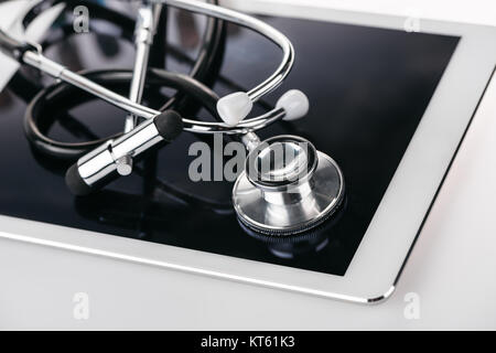 Nahaufnahme der Reflexhammer und Stethoskop auf digital-Tablette auf weiß Stockfoto