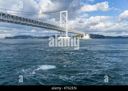 Onaruto Brücke und Whirlpool in Japan Stockfoto