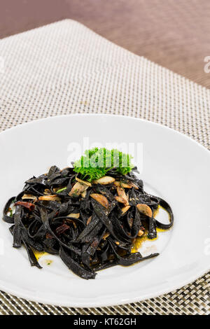 schwarzen Aglio Olio Nudeln Stockfoto