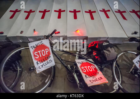 Fahrräder, Schlussleuchten und Särge, die die 21 Radfahrer in London in den letzten 2 Jahren nicht mehr Särge getötet - die-in Für sicherere Straßen durch Töten Radfahrer außerhalb des TfL HQ in London. Stockfoto